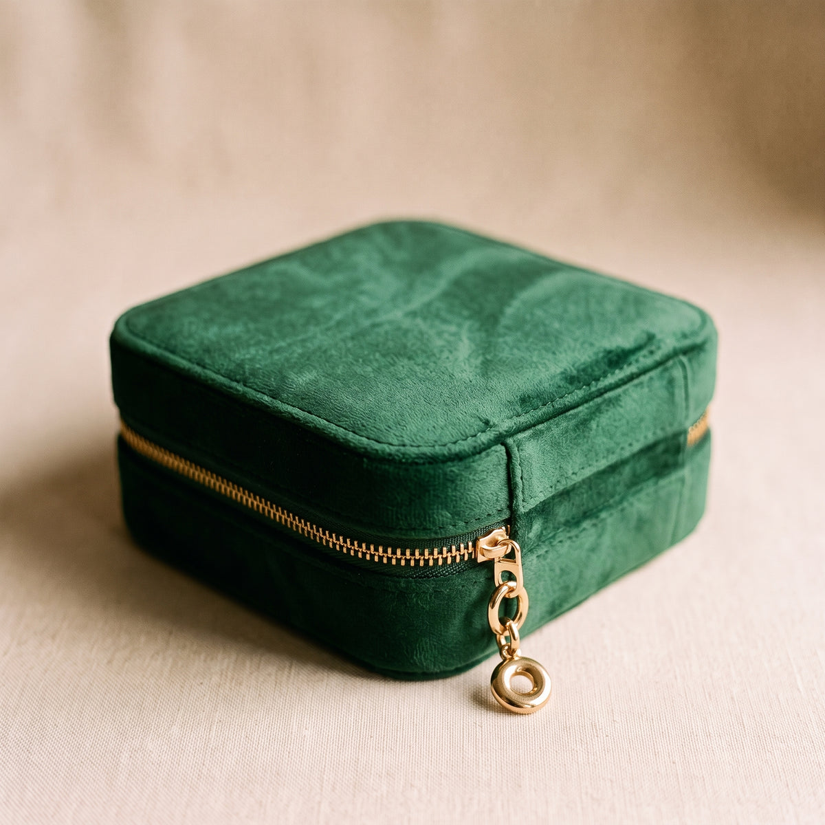 Écrin à bijoux de voyage Sérantine en velours vert, fermé, vu de trois quarts.
