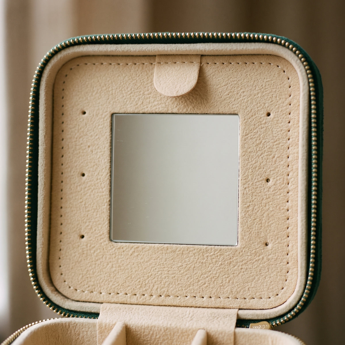 Intérieur doublé beige et miroir rectangulaire fixé dans le couvercle de l'écrin.